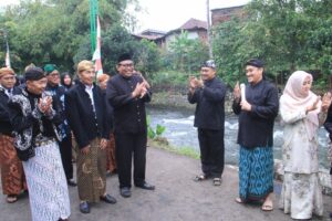 Dalam Rangka Peringatan Tahun Baru Islam, Masyarakat Desa Mejagong Gelar Acara Kirab Takir dan Gunungan Hasil Bumi