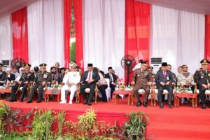 Danlantamal I Hadiri Upacara HUT Bhayangkara Ke-78   TNI AL, Belawan,- Komandan Pangkalan Utama TNI Angkatan Laut I (Danlantamal) I Brigjen TNI (Mar) Jasiman Purba, S.E., CHRMP., didampingi Ketua Korcab I DJA I Ny. Othy Jasiman Purba, beserta unsur Forkopimda Sumatera Utara menghadiri Upacara  Peringatan Hari Ulang Tahun (HUT) Bhayangkara Ke-78 Tahun 2024, dengan tema “Presisi Menuju Indonesia Emas, Transformasi Ekonomi Yang Inklusif dan Berkelanjutan”, dipimpin oleh Kapolda Sumut Komjen Pol Drs. Agung Setia Imam Effendi, bertempat di Markas Kepolisian Daerah Sumatera Utara, Senin (01/07/2024).  Kapolda Sumatera Utara dalam sambutannya menyampaikan, syukuran HUT Bhayangkara tahun ini merupakan momentum yang baik bagi Polri untuk memberikan pelayanan terbaik kepada masyarakat.   Pentingnya profesionalisme dan integritas dalam menjalankan tugas kepolisian. Polri harus terus berupaya meningkatkan kualitas pelayanan kepada masyarakat dengan mengedepankan profesionalisme, integritas, dan semangat pengabdian yang tinggi.   (Dispen Lantamal I)