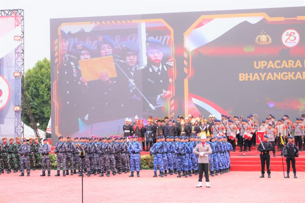 Asops Danlantamal I Pimpin Upacara Bendera, Harus Selalu Bersyukur dan Antisipasi Perubahan Cuaca  TNI AL, Belawan,- Komandan Pangkalan Utama TNI Angkatan Laut I (Danlantamal I) Kolonel Marinir Jasiman Purba, S.E., CHRMP., diwakili Asisten Operasi (Asops) Danlantamal I Kolonel Laut (P) Hendrik Kurniawan, M.Tr. Hanla., M.M., memimpin Upacara Bendera Merah Putih, bertempat di Lapangan Apel Mako Lantamal I, Jalan Serma Hanafiah No. 01 Belawan, Sumatera Utara, Senin (01/07/2024).  Asops Danlantamal I menyampaikan beberapa pengarahan dari Danlantamal I. Pertama, tidak bosan-bosan diingatkan oleh pimpinan bahaya tentang judi online, diharapkan tidak ada  yang terlibat kegiatan tersebut, syukuri atas penghasilan yang sudah kita terima dan sudah pantas, judi online tersebut dapat merugikan diri, keluarga dan organisasi.   Kedua, belakangan ini cuaca hujan deras dan angin kencang, waspadai daerah– daerah yang sering terkena banjir jaga kesehatan dan keselamatan diri dan keluarga. Ketiga, kegiatan kedepan berkenaan tugas dan tanggung jawab, kita akan melaksanakan kegiatan, diantaranya yakni kedatangan Staf ahli dari Mabes TNI yang akan mendata tentang ketahanan pangan, baik di Kodam, Lantamal I dan Lanud, nanti akan melibatkan Spotmar Lantamal I untuk mendampingi kegiatan tersebut.    Selanjutnya akan ada kunjungan Kadispminpersal yang akan melaksanakan Safari Pers, agar seluruh personel Lantamal I mengikuti kegiatan tersebut, kemudian kita akan menerima  kunjungan dari Srena Mabesal dan Sopsal dalam rangka melaksanakan sosialisasi tentang Reformasi Birokrasi, dan juga kita akan menerima kunjungan dari Sesko TNI dalam rangka Kuliah Kerja Dalam Negeri (KKDN), agar seluruh personel dan panitia yang terlibat dalam kegiatan-kegiatan tersebut, laksanakan dengan penuh rasa tanggung jawab.   (Dispen Lantamal I)