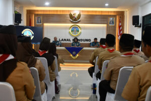 Komandan Lanal Bandung Beri Pengarahan Pencapaian Tanda Kwalifikasi Khusus Pembina Kepada Gerakan Pramuka Kwartir Cabang Cianjur  TNI AL, Bandung,- Komandan Lanal Bandung Kolonel Laut (KH/W) Dr. Renny Setiowati, S.T., M.Sc., M.Tr.Hanla., memberikan Pengarahan Pencapaian Tanda Kwalifikasi Khusus Pembina Kepada Gerakan Pramuka Kwartir Cabang Cianjur, bertempat di Aula Mako Lanal Bandung, Jalan Aria Jiapang No.8 Kota Bandung, Selasa (02/07/2024).  Maksud dan tujuan tersebut dalam rangka Pengarahan Pencapaian Tanda Kwalifikasi Khusus Pembina Kepada Gerakan Pramuka Kwartir Cabang Cianjur untuk meningkatkan pengetahuan, wawasan dan keterampilan di bidang Pramuka, serta sosialisasi penanaman cinta tanah air.  Pada kesempatan tersebut, Danlanal Bandung menyampaikan bahwa acara ini merupakan kegiatan pembinaan dan Pengembangan Anggota Dewasa Pramuka dengan tujuan meningkatkan pengetahuan, wawasan dan keterampilan di bidang Pramuka, serta sosialisasi penanaman cinta tanah air.   Harapan saya para peserta dapat mengikuti pelatihan yang disampaikan dengan sebaik-baiknya dengan tidak melupakan keamanan dan keselamatan baik personel maupun material. Dan setelah pelatihan ini para peserta sekalian diharapkan dapat meningkatkan kemampuan dalam bidangnya dengan tetap menanamkan rasa cinta tanah air dan bela negara di wilayah Kwartir Cabang Kota Cianjur.   (Pen Lanal Bandung)