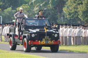 Kasdivif 2 Kostrad Hadiri Upacara Peringatan Hari Bhayangkara ke-78 di Surabaya