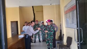 Lantamal I, Posal Pantai Labu Berikan Kejutan Ke Polsek Pantai Labu  TNI AL, Belawan,- Pangkalan Utama TNI Angkatan Laut I (Lantamal I) melalui Posal Pantai Labu memberikan surprise ucapan HUT Bhayangkara Ke-78 Tahun 2024 kepada Polsek Pantai Labu, bertempat  di Kantor Polsek Pantai Labu, Deli Serdang, Sumatera Utara, Senin (01/7/2024).  Suasana akrab dan kekeluargaan terlihat ketika Pjs. Danposal Pantai Labu Letda Marinir Olpen Situmorang, S.H., beserta prajurit Posal memasuki Kantor Polsek dan menyanyikan lagu selamat ulang tahun. Kemudian acara dilanjutkan dengan ucapan ulang tahun, peniupan lilin dan pemotongan kue.   Kapolsek Pantai Labu diwakili Ipda Saifudin menyambut baik atas ucapan dan kunjungan dari Posal Pantai Labu dan menyampaikan terima kasih atas kejutan yang diberikan oleh Pjs. Danposal Pantai Labu beserta prajurit dihari Bhayangkara Ke-78 ini.   (Dispen Lantamal I)