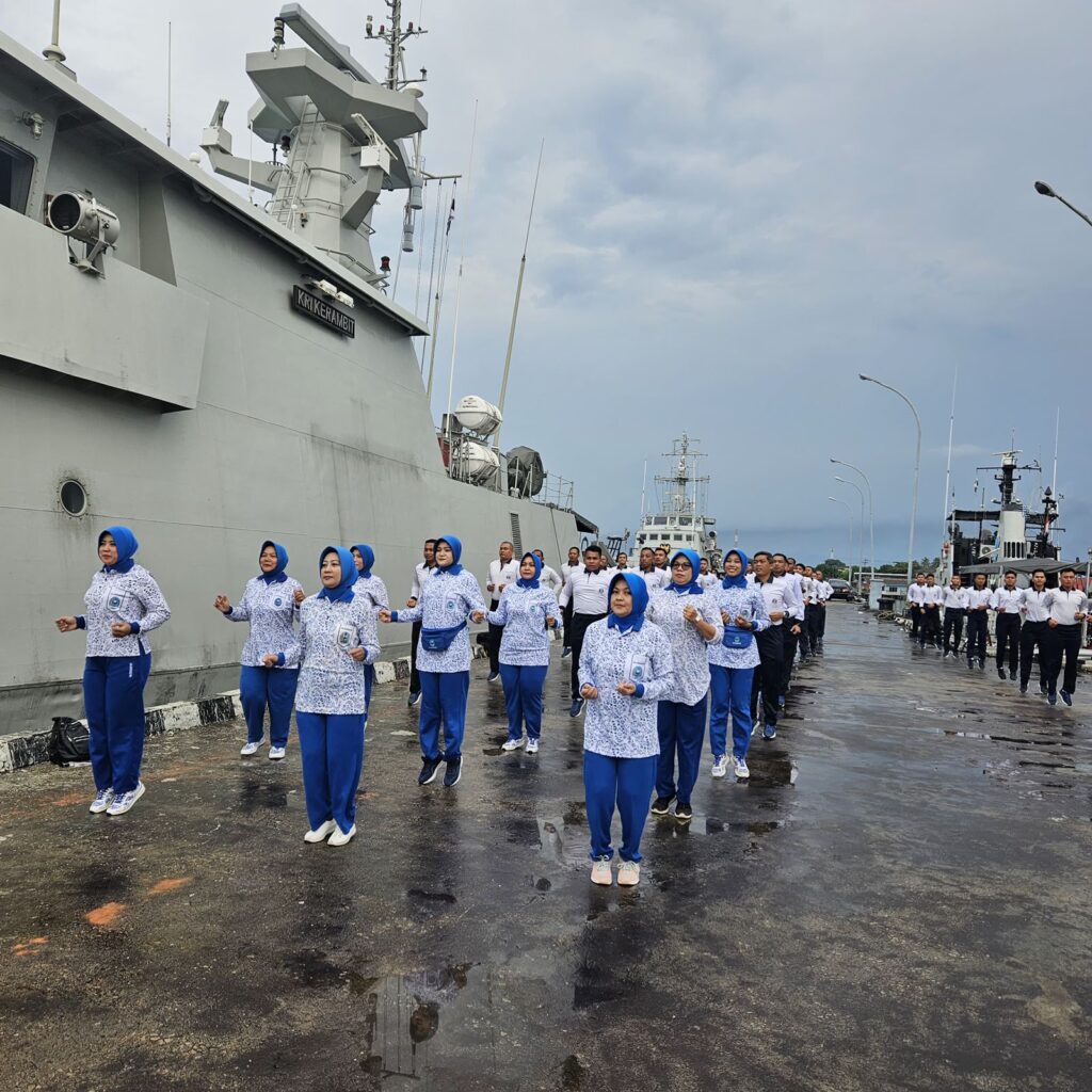 Jalasenastri Lanal Bintan Aktif Laksanakan Olahraga Bersama  TNI AL, Bintan,- Dalam rangka meningkatkan kebugaran tubuh, Ketua Cabang 5 Korcab IV Daerah Jalasenastri Armada I beserta Pengurus Jalasenastri melaksanakan olahraga bersama di Dermaga Mentigi Mako Lanal Bintan, Selasa (02/07/2024).  Kegiatan diawali dengan pemanasan untuk mengurangi cedera otot, kemudian dilanjutkan dengan Senam SKJ 88 yang diikuti oleh Prajurit Lanal Bintan dan jalan sehat, kemudian diakhiri dengan pendinginan.  Kegiatan dilanjutkan dengan acara ramah tamah. Dalam sambutan Ketua Cabang 5 Korcab IV DJA I Ny. Erni Eko Agus Susanto menyampaikan bahwa kegiatan ini dilaksanakan akan berkelanjutan sebagai upaya untuk menjaga kesehatan dan kebugaran tubuh. Selain itu juga sebagai upaya dalam mempererat hubungan silaturahmi dengan Prajurit Lanal Bintan lainnya.  (Pen Lanal Bintan)