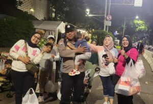 Bhabinkamtibmas Membantu Warga Gondangdia Yang Menunggu Kedatangan Bus