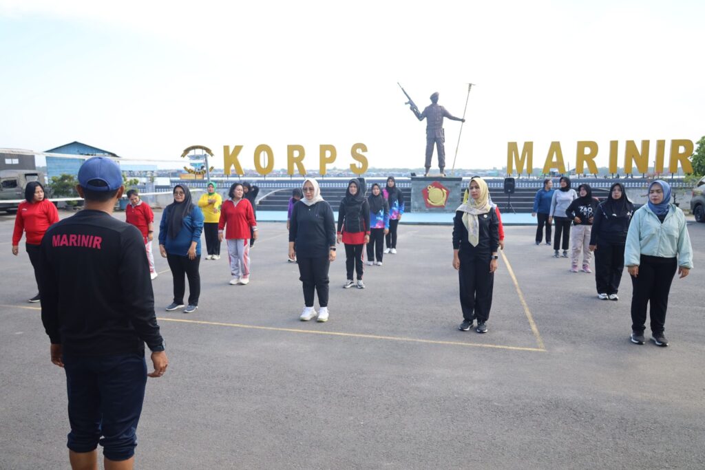 Ketua Jalasenastri Korcab I DJA I Laksanakan Olahraga Bersama  TNI AL, Belawan,- Ketua Korcab I DJA I Ny. Othy Jasiman Purba, bersama Pengurus dan Anggota melaksanakan olahraga bersama, bertempat di Lapangan Apel  Mako Yonmarhanlan l, Jalan Serma Hanafiah No. 01 Belawan, Sumatera Utara, Selasa (02/7/2024).   Kegiatan olahraga bersama diawali dengan pemanasan untuk mengurangi cedera otot, dilanjutkan dengan permainan bola volley.   Dalam sambutannya Ketua Korcab I DJA I menyampaikan bahwa adapun maksud kegiatan tersebut sebagai pembinaan, dan untuk menjaga kesehatan dan kesegaran jasmani, serta mempererat hubungan silaturahmi antara pengurus dan anggota Jalasenastri Korcab I DJA I, sehingga terciptanya keakraban dan kekeluargaan.   Turut hadir dalam kegiatan, Pengurus Ranting B Cabang 1 Korcab Pasmar 1.   (Dispen Lantamal I)