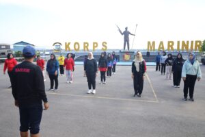 Ketua Jalasenastri Korcab I DJA I Laksanakan Olahraga Bersama  TNI AL, Belawan,- Ketua Korcab I DJA I Ny. Othy Jasiman Purba, bersama Pengurus dan Anggota melaksanakan olahraga bersama, bertempat di Lapangan Apel  Mako Yonmarhanlan l, Jalan Serma Hanafiah No. 01 Belawan, Sumatera Utara, Selasa (02/7/2024).   Kegiatan olahraga bersama diawali dengan pemanasan untuk mengurangi cedera otot, dilanjutkan dengan permainan bola volley.   Dalam sambutannya Ketua Korcab I DJA I menyampaikan bahwa adapun maksud kegiatan tersebut sebagai pembinaan, dan untuk menjaga kesehatan dan kesegaran jasmani, serta mempererat hubungan silaturahmi antara pengurus dan anggota Jalasenastri Korcab I DJA I, sehingga terciptanya keakraban dan kekeluargaan.   Turut hadir dalam kegiatan, Pengurus Ranting B Cabang 1 Korcab Pasmar 1.   (Dispen Lantamal I)
