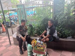 Aipda Suhartono Sambangi Pedagang Asongan