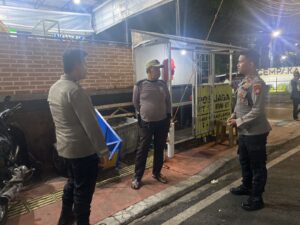 Patroli Wilayah Anggota Binmas Singgah Di Pos Keamanan Lingkungan