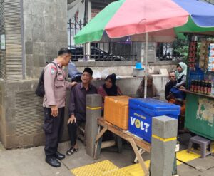 Bhabinkamtibmas Kelurahan Bendungan Hilir Ngobrol Kamtibmas Bersama Para Pedagang