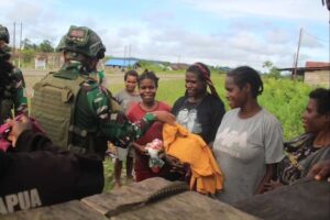 Bagi-bagi Baju Kepada Mama-Mama Kenyam, Papua