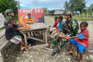 Manfaatkan Hari Libur Bermain Bersama Anak Batas Batu, Papua
