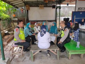 Patroli Dialogis Unit Sabhara Sampaikan Imbauan Kamtibmas Ke Ibu Ibu PKK