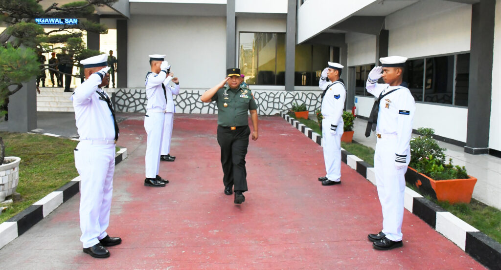 Danlantamal I Terima Kunjungan Pa Sahli TK II Bidang Komsos Panglima TNI  TNI AL, Belawan,- Komandan Pangkalan Utama TNI Angkatan Laut I (Danlantamal I)  Brigjen TNI (Mar) Jasiman Purba, S.E., CHRMP., menerima kunjungan kerja Pa Sahli  TK II Bidang Komsos  Panglima TNI Brigjen TNI Zunan Muchdlori, S.I.P., bertempat di VIP Room Mako Lantamal I, Jalan Serma Hanafiah No.01 Belawan, Sumatera Utara, Selasa (02/7/2024).   Komandan Lantamal  I menyambut baik atas kunjungan tersebut, dan menyampaikan ucapan selamat datang serta berterima kasih kepada Pa Sahli  TK II Bidang Komsos  beserta rombongan yang telah menyempatkan diri untuk berkunjung di Markas Komando Lantamal I.  Adapun maksud kunjungan tersebut untuk bersilahturahmi dan pengumpulan data tentang Ketahanan Pangan Lantamal I, untuk pembuatan Kajian Bidang Komsos Sahli Panglima TNI Tahun 2024.   Turut hadir dalam kegiatan tersebut, Wadan Lantamal I, Asops, Asintel, Aspotmar, serta Aslog Danlantamal I.   (Dispen Lantamal I)