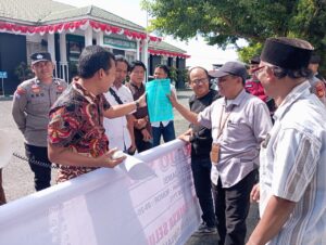 LSM  Brajo Sakti Gelar Aksi lanjutan Depan kantor Kejari Sungai Penuh sekaligus penyerahan surat laporan
