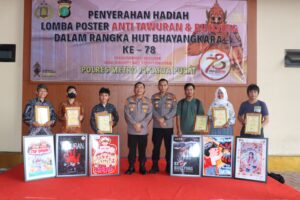 Semarak HUT Bhayangkara ke-78, Kapolrestro Jakpus Serahkan Hadiah Pemenang Lomba Poster