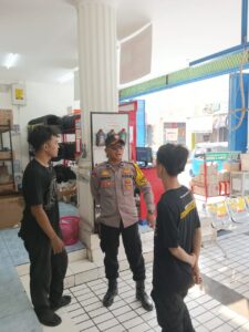 Patroli Wilayah Bhabinkamtibmas Kampung Rawa Berikan Imbauan Karyawan Planet Ban