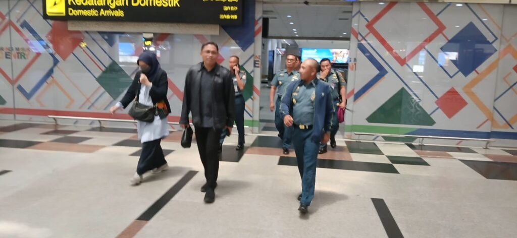 Danlantamal I Sambut Kedatangan Kadisminpersal  TNI AL, Belawan,- Komandan Pangkalan Utama TNI AL I (Danlantamal I) Brigjen TNI (Mar) Jasiman Purba, S.E., CHRMP., menyambut kedatangan Kadisminpersal Laksamana Pertama TNI Uki Prasetia, S.T.,  M.M., beserta Bendahara Cabang 4 Gabungan Jalasenastri Mabesal Ny. Hening Uki Prasetia dan rombongan, bertempat di Bandara Internasional Kualanamu, Deli Serdang, Sumatera Utara, Rabu (03/7/2024).  Kadisminpersal beserta Staf dari Kewasgiatan Spersal melaksanakan kunjungan ke Sumatera Utara dalam rangka Safari  Personel TNI AL Tahun 2024, yang akan diselenggarakan pada hari Kamis tanggal 04 Juli 2024 di Gedung O.B. Syaaf Mako Lantamal I Belawan.  Turut hadir dalam kegiatan tersebut, Aspers Danlantamal I, Karumkit dr. I Komang Makes Lantamal I.   (Dispen Lantamal I)