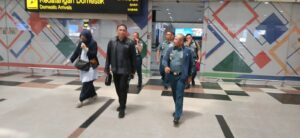 Danlantamal I Sambut Kedatangan Kadisminpersal  TNI AL, Belawan,- Komandan Pangkalan Utama TNI AL I (Danlantamal I) Brigjen TNI (Mar) Jasiman Purba, S.E., CHRMP., menyambut kedatangan Kadisminpersal Laksamana Pertama TNI Uki Prasetia, S.T.,  M.M., beserta Bendahara Cabang 4 Gabungan Jalasenastri Mabesal Ny. Hening Uki Prasetia dan rombongan, bertempat di Bandara Internasional Kualanamu, Deli Serdang, Sumatera Utara, Rabu (03/7/2024).  Kadisminpersal beserta Staf dari Kewasgiatan Spersal melaksanakan kunjungan ke Sumatera Utara dalam rangka Safari  Personel TNI AL Tahun 2024, yang akan diselenggarakan pada hari Kamis tanggal 04 Juli 2024 di Gedung O.B. Syaaf Mako Lantamal I Belawan.  Turut hadir dalam kegiatan tersebut, Aspers Danlantamal I, Karumkit dr. I Komang Makes Lantamal I.   (Dispen Lantamal I)