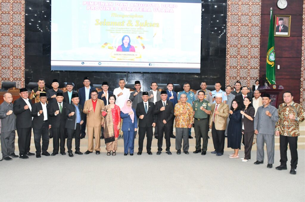 Wadan Lantamal I Hadiri Sidang Paripurna Pelantikan Anggota DPRD Sumut  TNI AL, Belawan,- Komandan Pangkalan Utama TNI Angkatan Laut I (Danlantamal) I Brigjen TNI (Mar) Jasiman Purba, S.E., CHRMP., diwakili Wadan Lantamal I Kolonel Laut (P) Siswo Widodo, S.T., menghadiri Rapat Paripurna Pelantikan Anggota DPRD Sumatera Utara Penggganti Antar Waktu (PAW) sisa masa jabatan 2019-2024, Ibu Dameria Pangaribuan, menggantikan Almarhum Baskami Ginting dipimpin oleh Ketua DPRD Sumut Sutarto, bertempat di  Gedung DPRD Sumut, Jalan Imam Bonjol No.5, Medan, Sumatera Utara, Rabu (03/7/2024).  Dalam sambutannya, Ketua DPRD Sumut menyampaikan bahwa saya berharap meski dengan waktu yang relatif singkat, Ibu Dameria dapat bersinergi dengan para anggota DPRD Sumut lainnya disisa masa jabatan ini. Selain itu, semoga Ibu Dameria juga dapat menjalin kerjasama yang baik dengan Pemerintah Provinsi Sumatera Utara.   Turut hadir dalam kegiatan tersebut, Pangdam I/BB diwakili Kasdam I/BB, Kapolda Sumut diwakili Kabidkum Polda Sumut, Danlanud Soewondo diwakili Kadisops Lanud Soewondo, beserta tamu undangan lainnya.  (Dispen Lantamal I)