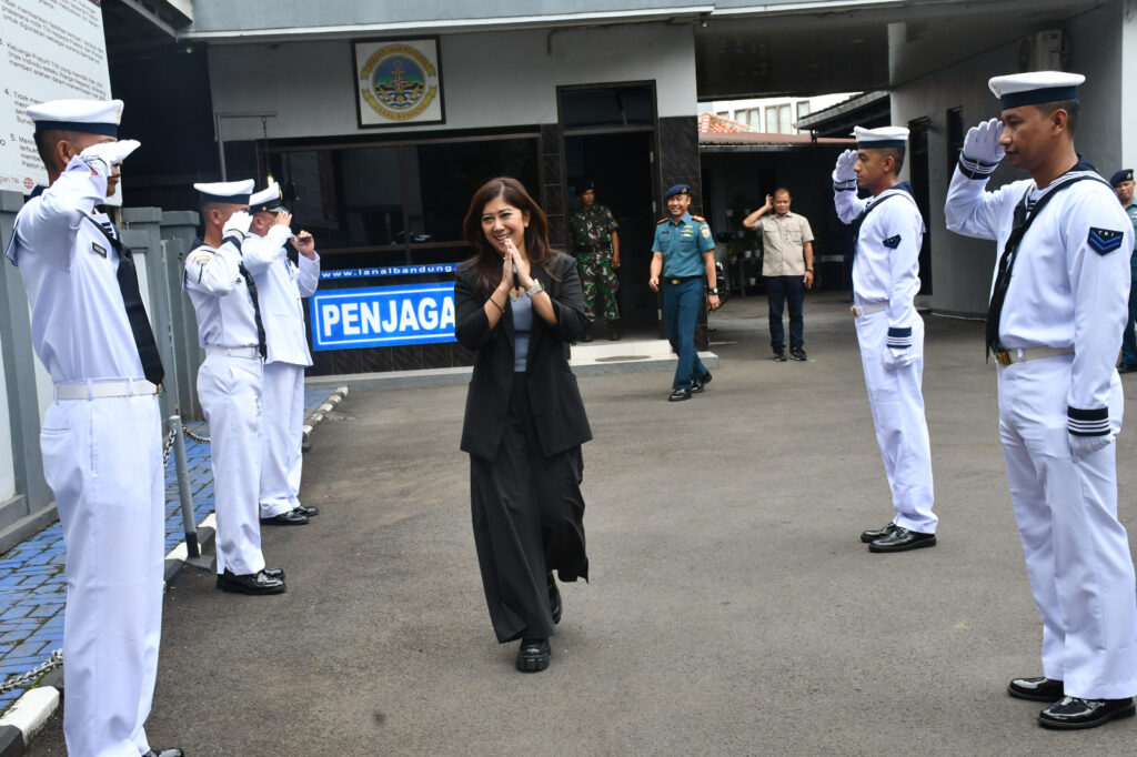 Komandan Lanal Bandung Terima Kunjungan Kerja Ketua Tim Komisi I DPR RI di Mako Lanal Bandung  TNI AL, Bandung,- Komandan Lanal Bandung Kolonel Laut (KH/W) Dr. Renny Setiowati, S.T., M.Sc., M.Tr.Hanla., beserta Palaksa dan Perwira Staf menyambut kedatangan Ketua Tim Kunjungan Kerja (Kunker) Spesifik Komisi I DPR RI Meutya Viada Hafid beserta rombongan, bertempat di Aula Mako Lanal Bandung, Jalan Aria Jipang No. 8, Kota Bandung, Kamis (04/07/2024).   Kegiatan Kunker Spesifik Komisi I DPR RI ke Lanal Bandung bertujuan untuk mengetahui penjelasan sejauhmana dan kendala apa saja yang menjadi hambatan tentang “Peran Lanal Bandung Dalam Melaksanakan Pembinaan Potensi Maritim dan Masyarakat Nelayan Guna Mendukung Kekuatan Pertahanan Negara.”  Tim kunjungan kerja Spesifik Komisi I DPR RI di Lanal Bandung antara lain Meutya Viada Hafid (PG, Ketua Tim, Ketua Komisi I DPR RI ), Irmadi Lubis (Fraksi PDIP, Anggota Tim), H. Subarna, S.E., M.Si., (Fraksi Gerindra, Anggota Tim), Ir. Irwan Ardi Hasman (Fraksi Gerindra, Anggota Tim), Ali Imron Bafadal (Fraksi Gerindra, Anggota Tim), Muhamad Farhan (Fraksi Nasdem, Anggota Tim), DR. Ir. Helmi Faishal Zaini (Fraksi PKB, Anggota Tim), H. Sukamta PH (Fraksi PKS, Anggota Tim), Sartomo (Sekertriat Komisi, DPR RI), Bowo Hoetomo (Sekertriat Komisi, DPR RI), Astrid Puspitasari (Sekertriat Komisi, DPR RI), Imam Wocaksono (Sekertriat Komisi, DPR RI), Muhammad Fahrul Rizal (Sekertriat Komisi, DPR RI), Moses Caesar Assa, M.Sc., (Tenaga Ahli Komisi I, DPR RI) dan Bunga Leonaricha Forsya Dysie (Media Sosial, DPR RI), serta Didi Supriyadi (Setjen DPR RI).   Pada kesempatan tersebut, Komandan Lanal Bandung Kolonel Laut (KH/W) Dr. Renny Setiowati, S.T., M.Sc., M.Tr.Hanla., menyampaikan sejarah Lanal Bandung, paparan Laporan Komando terkait tugas pokok dan fungsi Lanal Bandung khususnya bidang potensi maritim, wilayah kerja, potensi ancaman, kendala yang dihadapi serta melaksanakan Operasi dan Latihan sebagai bahan Rapat Spesifik Komisi I DPR RI.  Rapat Spesifik Komisi I DPR RI tersebut menghasilkan kesimpulan antara lain, Tim Kunjungan Kerja (Kunker) Spesifik Komisi I DPR RI telah mendengarkan pemaparan Danlanal Bandung terkait dengan tugas dan kondisi satuan di Lanal Bandung serta upaya Lanal Bandung dalam melaksanakan pembinaan dan pengamanan potensi maritim di Provinsi Jawa Barat. Selanjutnya, Tim Kunker Spesifik Komisi I DPR RI meminta Lanal Bandung untuk terus mengoptimalkan langkah-langkah guna mengantisipasi berbagai kerawanan/ancaman yang muncul.   Tim Kunker Spesifik Komisi I DPR RI telah mendengarkan sejumlah kebutuhan prioritas dalam mendukung pelaksanaan tugas Lanal Bandung antara lain, pemenuhan personel Lanal sesuai DSP, peningkatan alutsista  sarana Patroli dan penyelesaian permasalahan hibah lahan dan pembangunan Mako Lanal dari Pemerintah Provinsi Jawa Barat seluas 16.000m2. Selanjutnya, Tim Kunker Spesifik Komisi I DPR RI akan menyampaikannya kebutuhan tersebut diatas dalam Rapat Kerja Komisi I DPR RI dengan Menteri Pertahanan, Panglima TNI, serta Kepala Staf TNI AL.   (Pen Lanal Bandung)