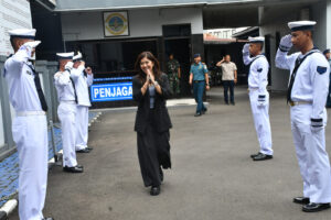 Komandan Lanal Bandung Terima Kunjungan Kerja Ketua Tim Komisi I DPR RI di Mako Lanal Bandung  TNI AL, Bandung,- Komandan Lanal Bandung Kolonel Laut (KH/W) Dr. Renny Setiowati, S.T., M.Sc., M.Tr.Hanla., beserta Palaksa dan Perwira Staf menyambut kedatangan Ketua Tim Kunjungan Kerja (Kunker) Spesifik Komisi I DPR RI Meutya Viada Hafid beserta rombongan, bertempat di Aula Mako Lanal Bandung, Jalan Aria Jipang No. 8, Kota Bandung, Kamis (04/07/2024).   Kegiatan Kunker Spesifik Komisi I DPR RI ke Lanal Bandung bertujuan untuk mengetahui penjelasan sejauhmana dan kendala apa saja yang menjadi hambatan tentang “Peran Lanal Bandung Dalam Melaksanakan Pembinaan Potensi Maritim dan Masyarakat Nelayan Guna Mendukung Kekuatan Pertahanan Negara.”  Tim kunjungan kerja Spesifik Komisi I DPR RI di Lanal Bandung antara lain Meutya Viada Hafid (PG, Ketua Tim, Ketua Komisi I DPR RI ), Irmadi Lubis (Fraksi PDIP, Anggota Tim), H. Subarna, S.E., M.Si., (Fraksi Gerindra, Anggota Tim), Ir. Irwan Ardi Hasman (Fraksi Gerindra, Anggota Tim), Ali Imron Bafadal (Fraksi Gerindra, Anggota Tim), Muhamad Farhan (Fraksi Nasdem, Anggota Tim), DR. Ir. Helmi Faishal Zaini (Fraksi PKB, Anggota Tim), H. Sukamta PH (Fraksi PKS, Anggota Tim), Sartomo (Sekertriat Komisi, DPR RI), Bowo Hoetomo (Sekertriat Komisi, DPR RI), Astrid Puspitasari (Sekertriat Komisi, DPR RI), Imam Wocaksono (Sekertriat Komisi, DPR RI), Muhammad Fahrul Rizal (Sekertriat Komisi, DPR RI), Moses Caesar Assa, M.Sc., (Tenaga Ahli Komisi I, DPR RI) dan Bunga Leonaricha Forsya Dysie (Media Sosial, DPR RI), serta Didi Supriyadi (Setjen DPR RI).   Pada kesempatan tersebut, Komandan Lanal Bandung Kolonel Laut (KH/W) Dr. Renny Setiowati, S.T., M.Sc., M.Tr.Hanla., menyampaikan sejarah Lanal Bandung, paparan Laporan Komando terkait tugas pokok dan fungsi Lanal Bandung khususnya bidang potensi maritim, wilayah kerja, potensi ancaman, kendala yang dihadapi serta melaksanakan Operasi dan Latihan sebagai bahan Rapat Spesifik Komisi I DPR RI.  Rapat Spesifik Komisi I DPR RI tersebut menghasilkan kesimpulan antara lain, Tim Kunjungan Kerja (Kunker) Spesifik Komisi I DPR RI telah mendengarkan pemaparan Danlanal Bandung terkait dengan tugas dan kondisi satuan di Lanal Bandung serta upaya Lanal Bandung dalam melaksanakan pembinaan dan pengamanan potensi maritim di Provinsi Jawa Barat. Selanjutnya, Tim Kunker Spesifik Komisi I DPR RI meminta Lanal Bandung untuk terus mengoptimalkan langkah-langkah guna mengantisipasi berbagai kerawanan/ancaman yang muncul.   Tim Kunker Spesifik Komisi I DPR RI telah mendengarkan sejumlah kebutuhan prioritas dalam mendukung pelaksanaan tugas Lanal Bandung antara lain, pemenuhan personel Lanal sesuai DSP, peningkatan alutsista  sarana Patroli dan penyelesaian permasalahan hibah lahan dan pembangunan Mako Lanal dari Pemerintah Provinsi Jawa Barat seluas 16.000m2. Selanjutnya, Tim Kunker Spesifik Komisi I DPR RI akan menyampaikannya kebutuhan tersebut diatas dalam Rapat Kerja Komisi I DPR RI dengan Menteri Pertahanan, Panglima TNI, serta Kepala Staf TNI AL.   (Pen Lanal Bandung)