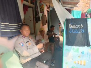 Bhabinkamtibmas Senen Sampaikan Imbauan Kamtibmas dengan Door to door