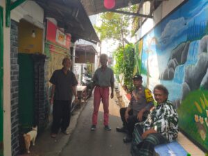 Patroli Dialogis Bhabinkamtibmas Galur Sambangi Ketua RT