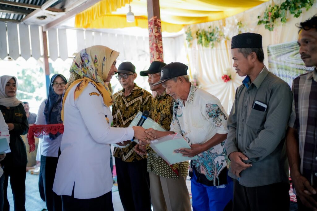 PJ Bupati Nagan Raya serahkan 319 sertifikat gratis untuk warga Seuneuam