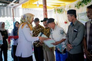 PJ Bupati Nagan Raya serahkan 319 sertifikat gratis untuk warga Seuneuam
