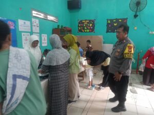 Bhabinkamtibmas Kelurahan Harapan Mulia Melakukan Monitoring Kegiatan Posyandu Lansia Dan Balita
