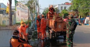 Jaga Kebersihan Lingkungan, Babinsa Matraman dan PPSU Slaber Sampah