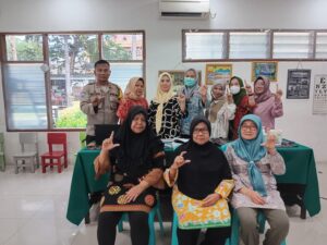 Hadiri Kegiatan Pos Lansia, Bhabinkamtibmas Kelurahan Cideng Berikan Bantuan Polisi