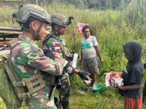 Rutinitas Berbagi Bantuan Door to Door di Intan Jaya, Papua
