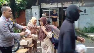 Pembagian Nasi Bungkus Kepada Warga kurang Mampu