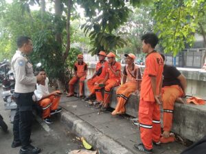 Antisipasi Curanmor Aipda Wisnu Saputra Berikan Imbauan Ke Petugas PPSU