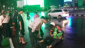 Aipda Mulyanto Patmor Sabhara Polsek Metro Menteng Membantu Korban Kecelakaan Sekitar Bunderan HI