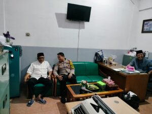 Bhabinkamtibmas Kelurahan Kebon Kosong Melaksanakan Kegiatan Sambang Dan Patroli Dialogis