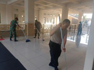 Jumat Bersih, Babinsa Bersama Bhabinkamtibmas Korve Masjid Al-Mujtaba Duren Sawit