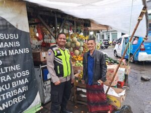 Aipda Ronianto Berikan Imbauan Ke Pedagang Pasar Tradisional
