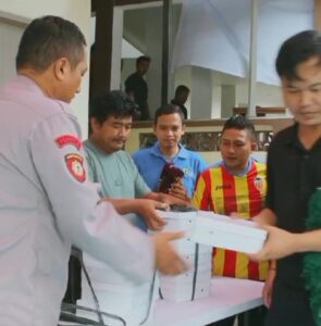 Polsek Metro Menteng Bagikan Nasi Kotak Siap Saji Kepada Warga