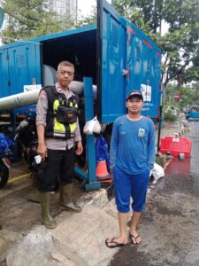 Aiptu Susilo Patroli Wilayah Antisipasi Genangan Air dan Pohon Tumbang di Wilayah Cempaka Putih