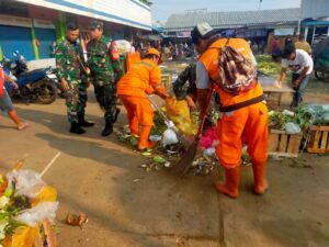Karya Bakti Koramil Pulogadung Bersama Pengurus PD. Pasar Jaya Bersihkan Area Pasar