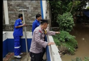 Bhabinkamtibmas Cek Ketinggian Air Dan Rumah Pompa Air Benhil Pasca Hujan