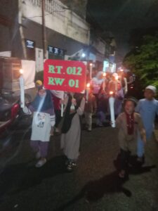 Bhabinkamtibmas Menteng Mengamankan Pawai Obor Shalawat Dalam Rangka Menyambut Tahun Baru Islam 1446 H.