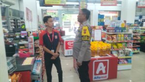 Patroli Dialogis Bhabinkamtibmas Johar Baru Berikan Himbauan Kepada Karyawan Alfamidi
