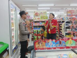 Sambang Wilayah Bhabinkamtibmas Kampung Rawa Imbauan Kepada Karyawan Alfamart
