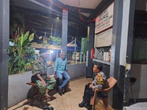 Aiptu Teguh Laksanakan Patroli Dialogis Di Poskamling RW 02 Kelurahan Gelora