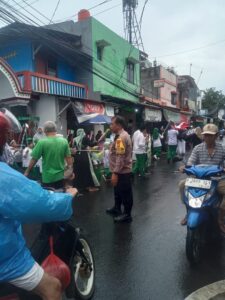 Bhabinkamtibmas Kelurahan Harapan Mulia Mengamankan Kegiatan Pawai Obor Dalam Rangka Memperingati 1 Muhharam 1446 Hijriah