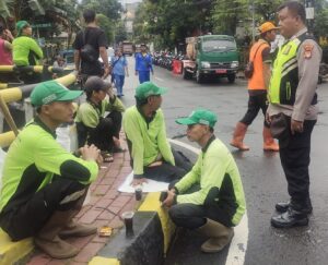 Bripka Suroto Sampaikan Imbauan Ke Petugas Suku Dinas Pertamanan Dan Hutan