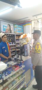 Kapolsubsektor Galur Patroli Dialogis Berikan Imbauan Kepada Karyawan Indomaret